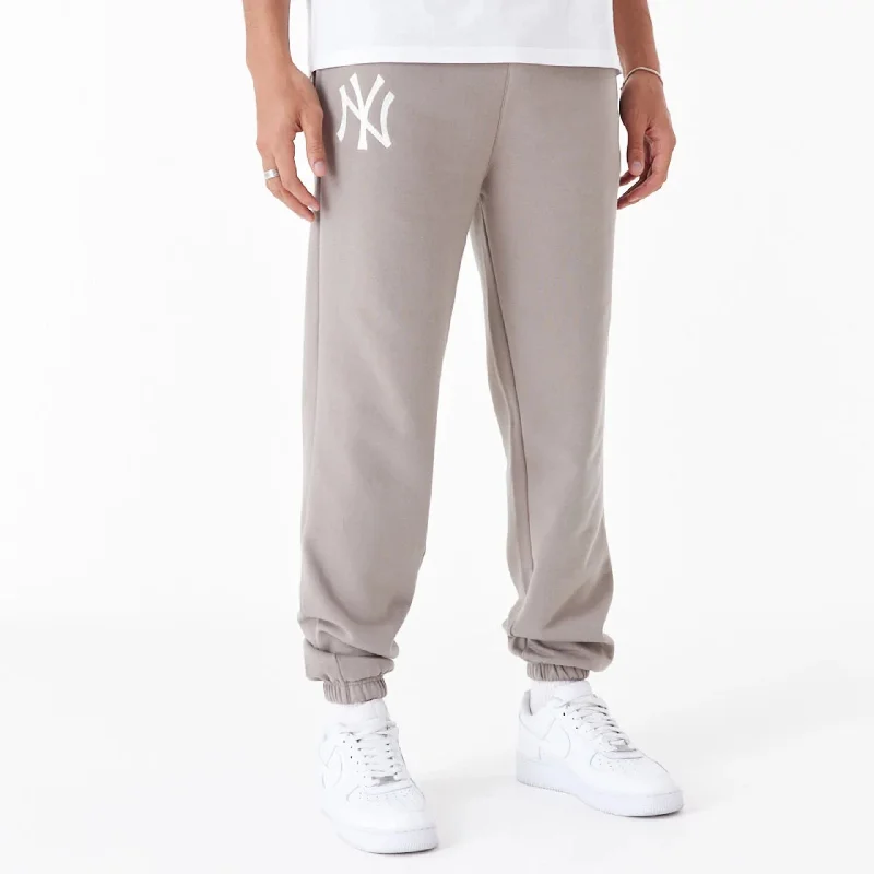Men's Pants with Welt PocketsNew York Yankees League Essential Beige Joggers